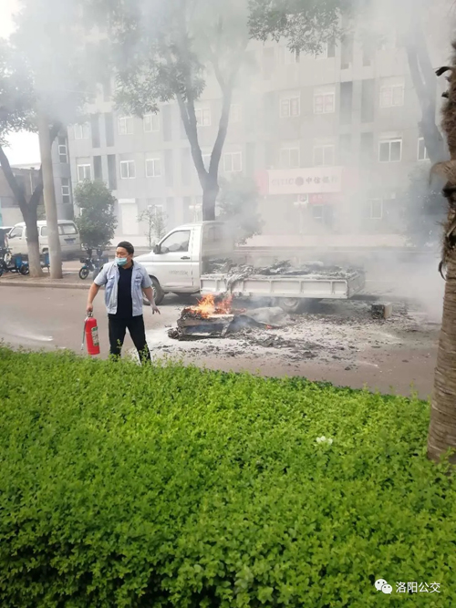 驚險！高溫天小貨車“上火” 萬幸！路遇公交車長及時“滅火”